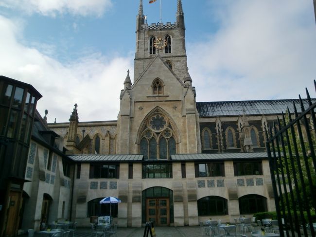 帰国の朝。<br />少し時間があるので、最初に行ったロンドンブリッジ近くのサザーク大聖堂に行った。<br />建物の一部は800年以上前に建てられた。