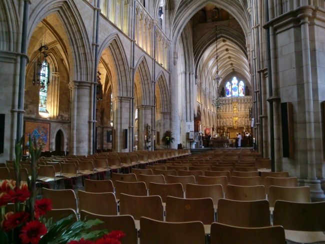 大聖堂内は閑散としていたが、少数の信者によるお祈りが行われていた。<br />