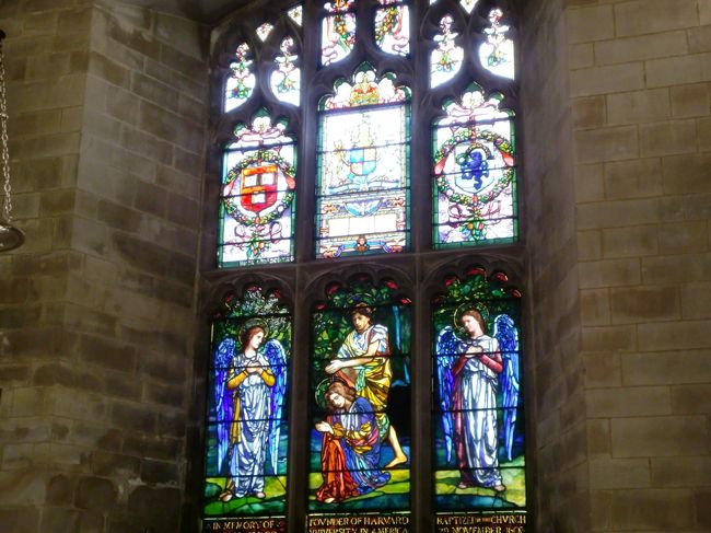 ステンドグラスもあちこちにあり、とても神秘的な綺麗な印象を受けた。