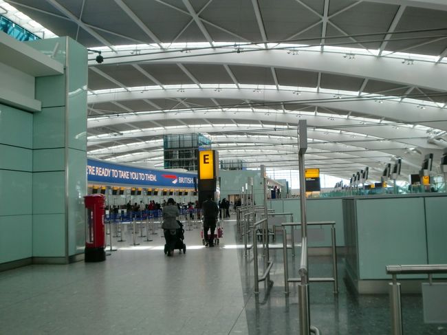 ヒースロー空港（ターミナル５）<br />到着したときと同様に、ヒースロー空港へは地下鉄を利用した。<br />ロンドンでは、火山による影響はなかったしテレビ放映もなかったので、予定どおり無事帰国できることに胸を撫で下ろした。<br />これで、一路帰国の道へと向かうことができた。