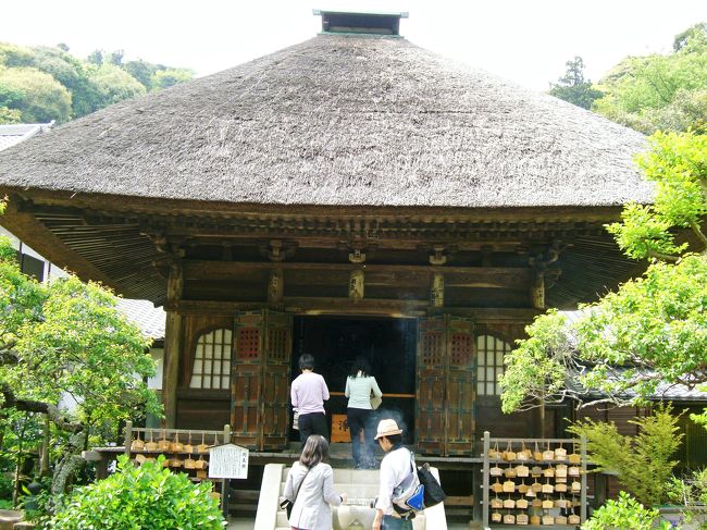 　佛日庵 開基廟 <br />　<br />時宗のほか、子の貞時、孫の高時の尊像<br />が安置されているとか。<br />時宗の命日４月４日には茶室の姻足軒で<br />茶会が催される。<br /><br />