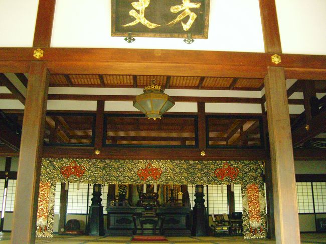 　方丈<br /><br />住職の居住空間だが、様々な宗教行事が<br />行われているようだ。<br />