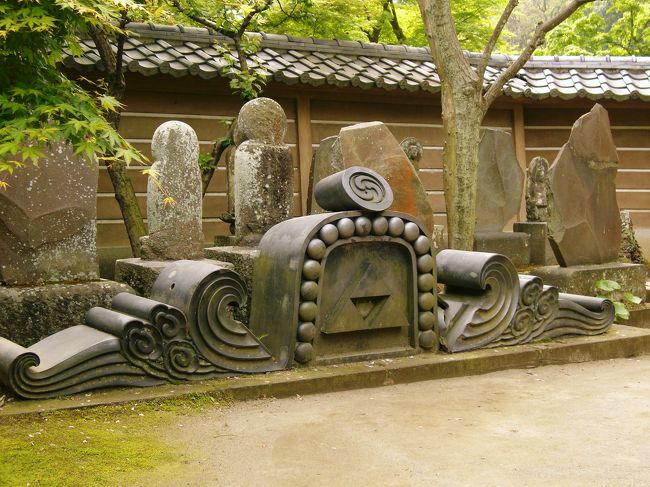 <br />石像仏や多宝塔