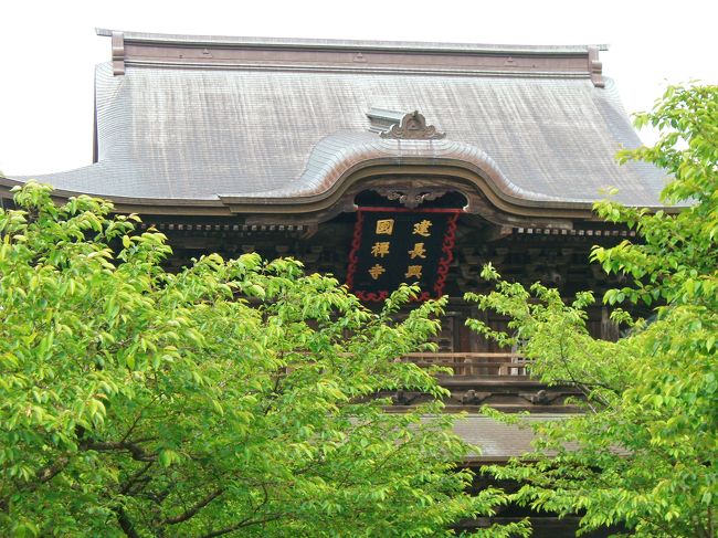  建長寺　三門(国の重要文化財)<br /><br />安永４年(1775年)第201世住職の万拙碩誼和尚が<br />関東一円から浄財を集めて再建した。<br />　　<br />万拙碩誼(ﾊﾞﾝｾﾂｾｷｷﾞ)って？ と思ったらご住職の<br />お名前なんですね^^;(恥)<br />