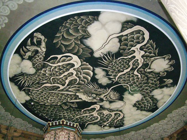 　雲龍図<br /><br />法堂の天井画…小泉淳作 画伯<br />「仏法(教え)の雨を降らせる」という<br />  意がある。<br />