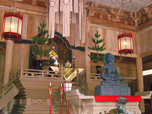 法堂内<br /><br />手前に見えるのが「釈迦苦行像」<br />奥には本尊の「千手観音菩薩座像」が<br />安置されています。