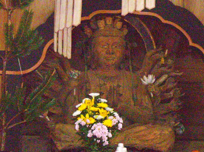 <br />←こちらが千手観音菩薩座像