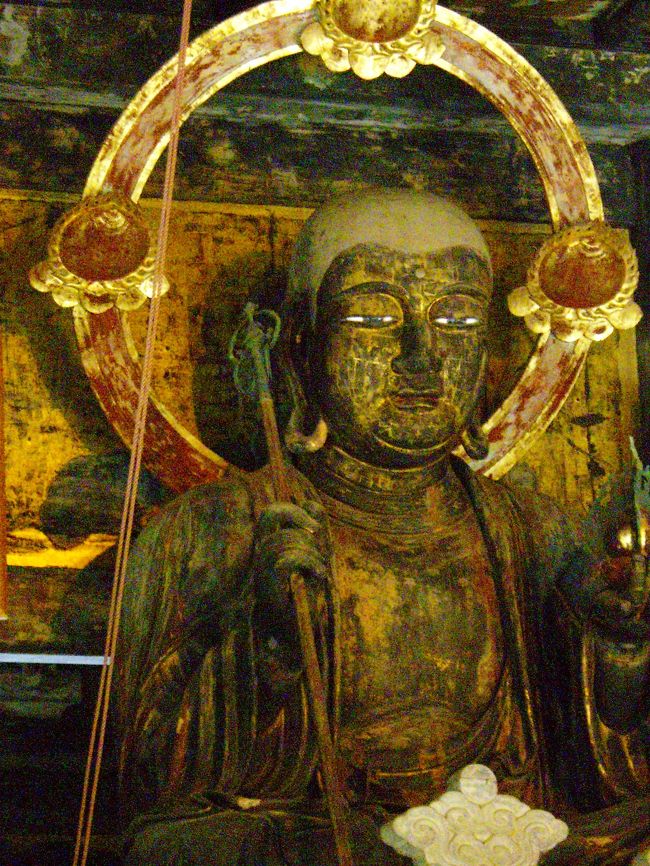 　本尊 地蔵菩薩像<br /><br />仏殿に安置されている。<br />台座を入れると５ｍもある<br />巨大な地蔵菩薩像<br />