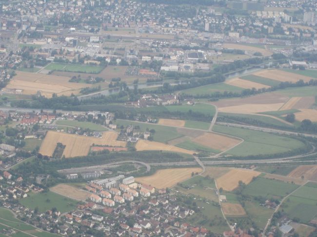 ２００６年７月２８日（金）<br /><br />忙しい職場での短い夏休み。<br />昔から気になっていたヨーロッパの名家ハプスブルク家ゆかりの中欧２か国を巡るべく、スイスインターナショナルエアラインでチューリヒ経由ブダペストへ。<br /><br />ハンガリーの大地が見えてきました。<br />日本とは違う茶色い屋根、白い壁の小さな家々が並んでいます。<br /><br />久しぶりにヨーロッパに来たな〜という実感です。