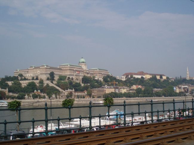 ブダの王宮です。<br />現在は国立美術館となっています。<br /><br />ターコイズブルーの屋根を冠した宮殿は、この後訪れるウィーンの宮殿と共通し、高貴さを演出しています。