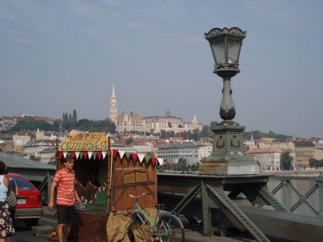 くさり橋の右手には、ブダ王宮と並んでもうひとつのブダ地区の名所、マーチャーシュ教会が見えます。<br /><br />ゴシック様式の白い尖塔が印象的です。