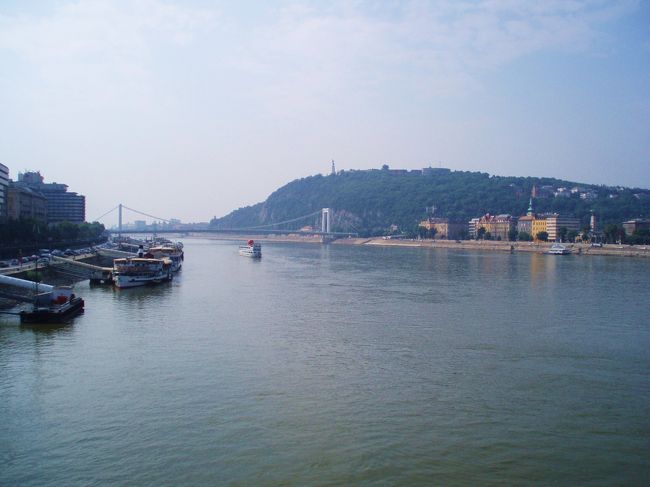 くさり橋からドナウ川を眺めてみました。<br /><br />この街の歴史を刻み、ゆったりと、静かに流れています。