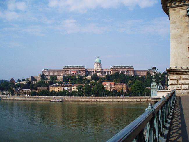 青い空に王宮のターコイズブルーのドームが映え、美しい景観です。<br /><br />ブダペストが“ドナウの真珠”と呼ばれるのも分かります。