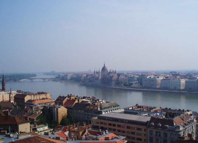 今度は反対に、ブダの王宮からペスト地区を眺めてみました。<br /><br />中央にあるのは国会議事堂です。<br />１９０４年に完成したネオ・ゴシック様式の建物で、数あるヨーロッパの立法府の中で最も壮麗なもののひとつです。