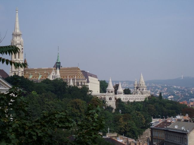 左が“マーチャーシュ教会”、右が“漁夫の砦”です。<br /><br />漁夫の砦は建国千年祭に向けての市街美化計画のため１９０３年に造られたもので、歴史的意味での砦ではありません。<br /><br />漁夫の砦のとんがり帽子の屋根はマーチャーシュ教会の尖塔と調和しており、美しい景観を作り出しています。