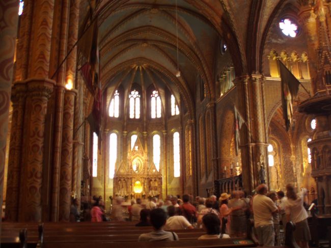 マーチャーシュ教会に入ってみました。<br />炎天下を逃れ、ちょっと涼しくなりました。<br /><br />中はたくさんの観光客でにぎわっています。