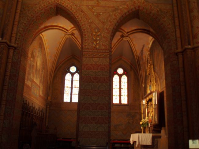 マーチャーシュ教会は１３世紀にベーラ４世によって建てられたゴシック様式の教会で、中世ハンガリーの英雄マーチャーシュ１世が増築し、ここで結婚式を挙げたことから、この名で呼ばれるようになったそうです。<br /><br />その後は歴代のハンガリー王がこの教会で戴冠式を執り行うようになりました。<br /><br />この教会の内壁や柱には特徴的な紋様が描かれており、西欧の教会とは一線を画すところです。