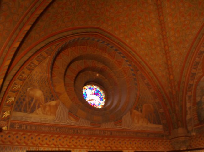 このステンドグラスや壁の紋様も西欧の教会にはあまり見られない独特の形態です。