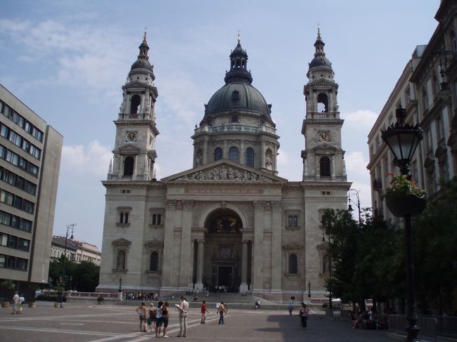 くさり橋から戻ってペスト地区にある聖イシュトヴァーン大聖堂です。<br /><br />国会議事堂と並んで、９６ｍとブダペストで最も高い建造物です。<br />１８５１年に着工し、１９０５年に完成したカトリックの大聖堂で、ハンガリー王国の初代国王イシュトヴァーン１世にちなんで名付けられました。<br /><br />この大聖堂の中の聖遺物箱にはイシュトヴァーン１世の右手のミイラがあるそうです。