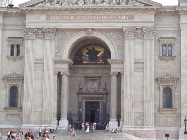 入口には多くの観光客が集まっています。<br />外を歩いていると汗がだらだら。<br />熱波でもきているようです。<br />街中には無料の臨時給水所もあり、大勢の人が水を求めて集まっていました。<br /><br />こういうときは日かげとなる建物の内部は休まります。