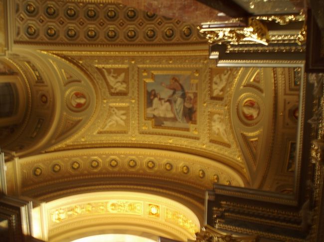 大聖堂の内部は金色っぽい色彩がふんだんに使われています。<br />高い天井も明るく輝いているようです。