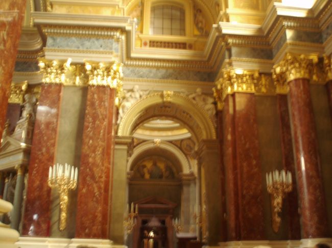 ろうそくの燭台や柱にも金の装飾が使われています。<br /><br />今回時間の都合で入れなかった国会議事堂もいたるところ金色が使われているそうで、ハンガリー人は金好きなのかも？