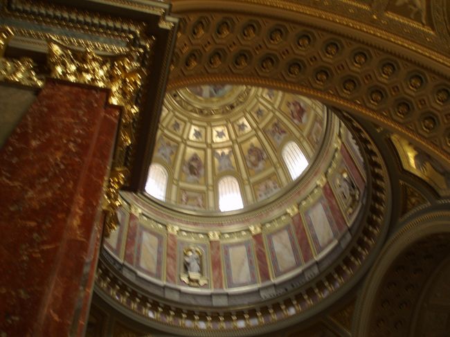ドームの内側も金を基調として鮮やかに輝いています。<br /><br />西欧のものとは一風変わってなかなか見ごたえのある大聖堂でした。<br /><br />この後、ギリシャ神殿のような壮麗な建物の国立博物館を見学し、夕方にはブダペスト東駅から国際鉄道でウィーンへ出発しました。<br /><br />せっかくハンガリーに来たのに温泉にも入れず、別の意味で暑い思い出が残りました。。