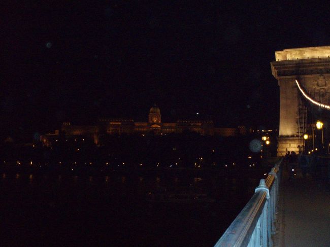 ブダペストのフェリヘジ国際空港からシャトルバスでドナウ川近くの市内中心部へ。<br />フェリヘジ国際空港は市内への鉄道はありませんが、乗り合いのシャトルバスがあり、それぞれのホテルの前まで送ってくれます。<br /><br />１９時過ぎに空港に着いたときはまだ明るかったのですが、ホテルに着いて外出する頃にはすっかり暗くなっていました。<br /><br />初日の夜は世界遺産の夜景を観賞です。<br />ドナウ川沿いのブダの王宮やくさり橋はライトアップされていて、多くの観光客がゆったりと夜の街歩きを楽しんでいました。<br /><br />しかし、蒸し暑い。ヨーロッパのからっとした空気を期待していたのですが、ブダペストはどうやら違うようです。。