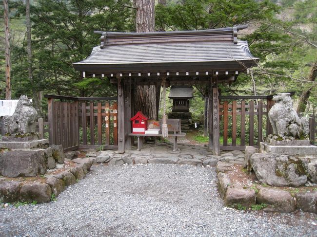 明神池の入り口横に穂高神社の奥宮があります。<br />毎年１０月８日にお船祭り（奥宮例大祭）が行われる。