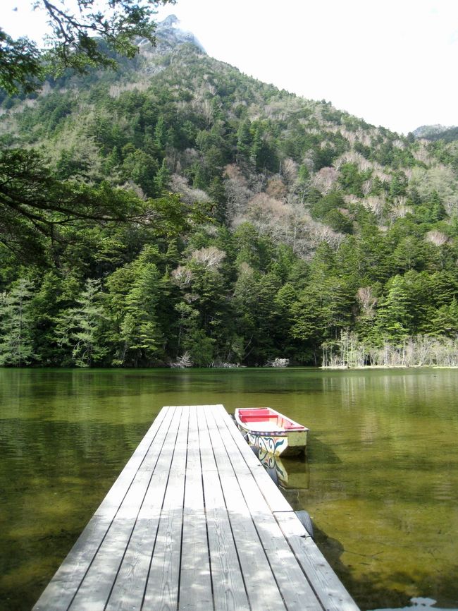 祭りに使われる船が置いてありました。人もほとんどいない静かな池です。