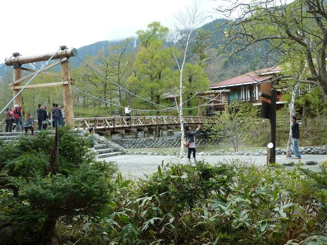 喫茶の窓からは、河童橋が見えます。