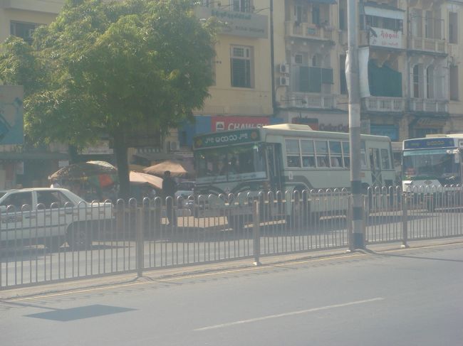 ヤンゴンへ行くと昔懐かしい日本の公共バスのお古が走っている。<br /><br />名古屋市交通局、阪急バス、大阪市営バス…。<br />塗装もそのままだ。<br />色んなバスが走っている中で一番私の目をひいたのは、やっぱり京都市交通局バスだった。<br />私は生まれも育ちも京都。<br />地下鉄東西線が走る前は中心部へはいつも京都市交通局のバスに乗っていたのを思い出す。<br /><br />そう考えると、私が撮った京都市交通局バスも私が乗ったことがあるバスじゃ…。<br />って一瞬考えるがわからない。<br /><br />だけど、本当に懐かしいバスを見れて嬉しかった。