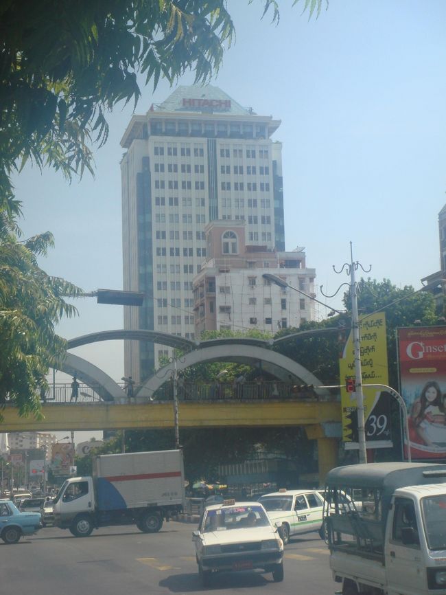 ヤンゴンで一番大きなビル・サクラビルです。<br />宿のオーナーはHITACHIって言ってました。<br />どうも屋根のところにHITACHIと看板が上がっているので、<br />地元の人はそう呼んでいるようです。<br />
