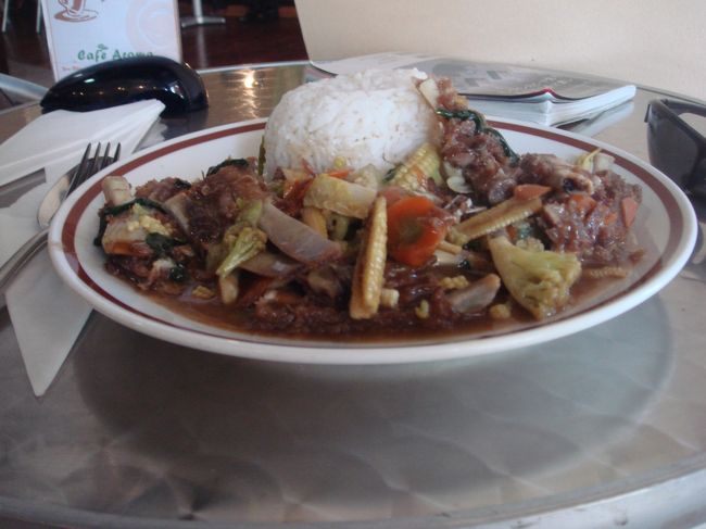 昼ごはん。<br />カフェにてなんか訳のわからん料理を頼んだ。<br /><br />豚肉のスペアリブと野菜を炒めた物に、<br />ご飯が皿に盛ってあった。<br />味は悪くなくミャンマーで食べた料理の中では、<br />合格点。<br />このご飯にビールジョッキに入れられたアイスコーヒーが付いて3900チャット（約390円）<br />ミャンマーにしては高い。
