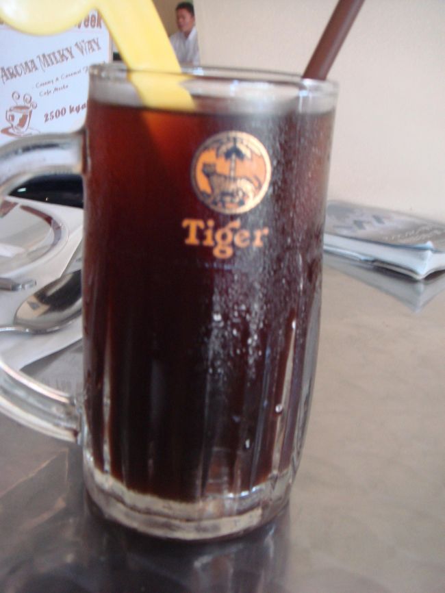 ビールジョッキに注がれたコーヒー。<br />外は暑いので有難いが…。<br />ビールジョッキで初めてコーヒーを飲みました。