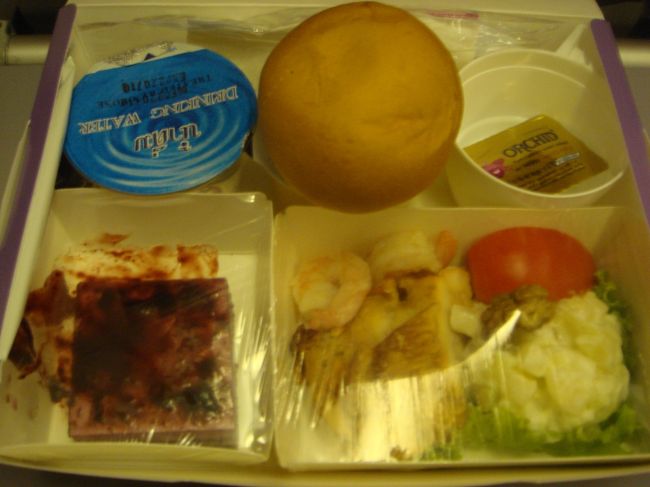 ヤンゴン〜バンコクまでの機内食。<br />行きと同じく厚紙で作られたボックスに入っていた。