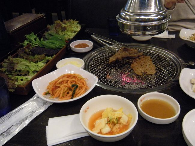 念願のサムギョプサルを食べました。このお店はたくさんの種類の葉モノが出てきて美味しかったです。