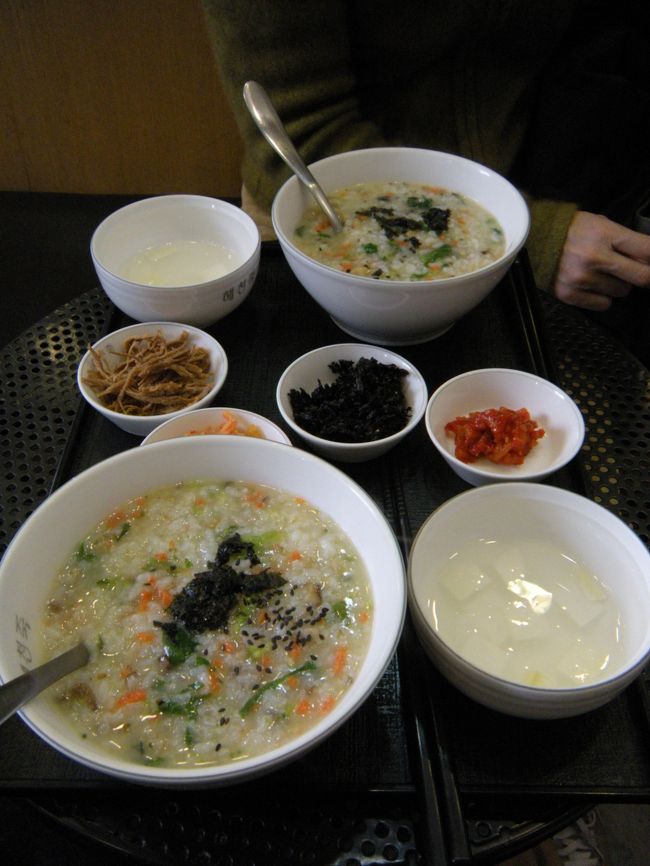 朝食にお粥を食べました。たっぷり入ってお腹に優しい。