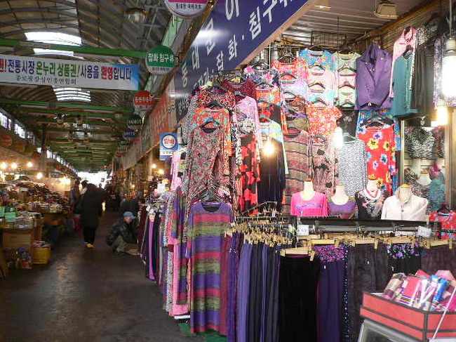 東大門の近くのアーケード。日用品が並んでいます。