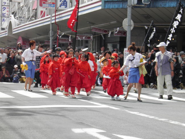 ボーイスカウトやガールスカウトの子供たちのようです。