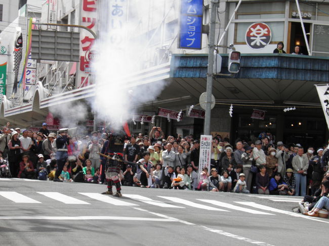 パレードのコースの中に鉄砲と打つ場所が何箇所かあるようでしたが、ここもその中の一つです。