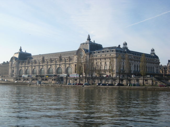 橋から見たオルセー美術館。<br />大時計が特徴的ですね。<br /><br />前にはすでに観光バスが何台も止まっています；