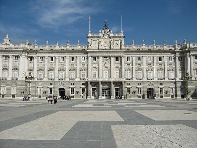 マドリードの王宮。1764年にたてられたそう。<br />内部には絨毯だらけの部屋とか、銀器の部屋など王宮の豪華な生活を垣間見れます。<br />