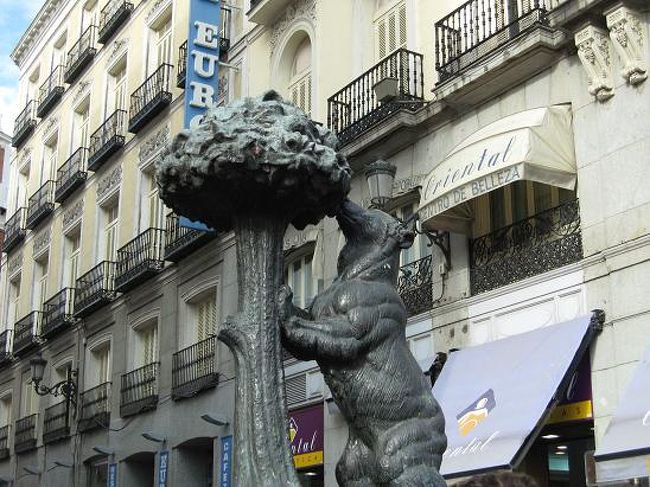 熊と山桃の像は街のシンボルなんそう。かわいい。<br />プエルタ・デル・ソル広場にて。