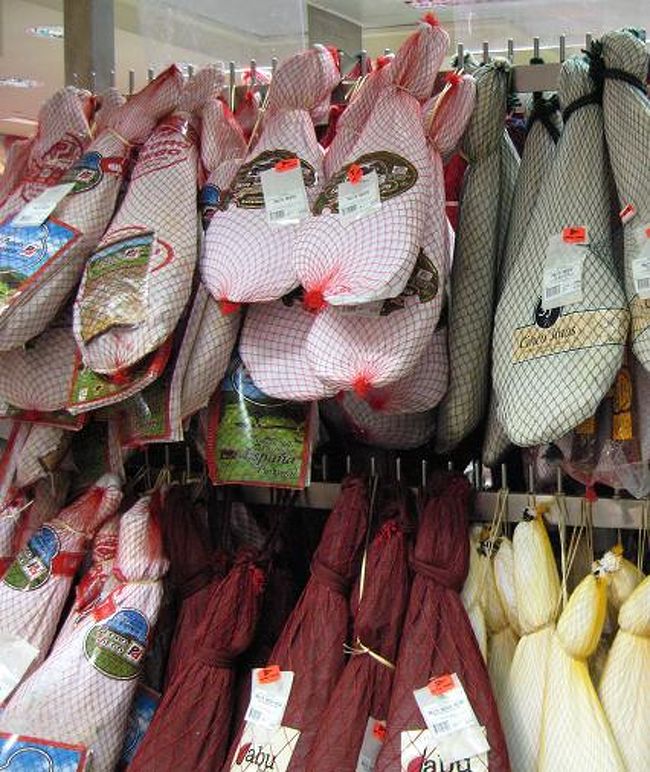 イベリコ豚の生ハムは足1本単位で、スーパーに売られていました。