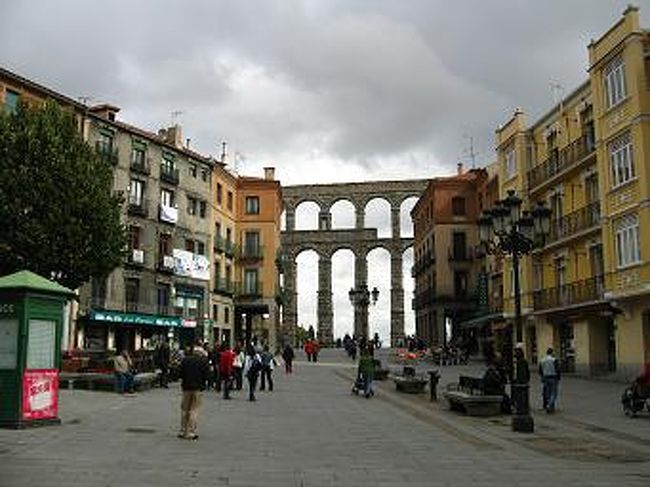 マドリッドから北西へ95kmほどにある古都セゴビアへ。<br />世界遺産のローマ水道橋を見るのが目的でしたが、古都の雰囲気がすばらしい町でした。<br /><br />＜アクセス＞<br />バス「ラ・セプルベダーナ」で1時間ほど。<br />