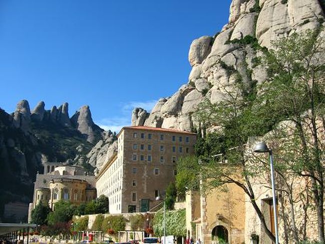 バルセロナから北西へ53Kmにある、岩山の聖地モンセラットへ。<br />古くからカタルーニャ地方を代表するキリスト教の聖地で、スペイン全土から巡礼者が訪れる。<br /><br /><br />＜アクセス＞<br />岩山までロープウェイに乗りたいので、スペイン広場からカタルーニャ鉄道でマンレザ行き、montserrat-aeri駅下車〜ロープウェイ駅のコースにしました。<br />スペイン広場の駅でロープウェイと鉄道がセットになった券が売っていました。<br />係員が観光客向けに英語で対応していたので安心です。<br />（幾つか行く経路が分かれている上に駅名が似ているので間違えそうになりました。要注意です。）<br /><br />岩山のほぼ真上のあたりに修道院があります。<br />晴天で空気が澄んでいました。<br />