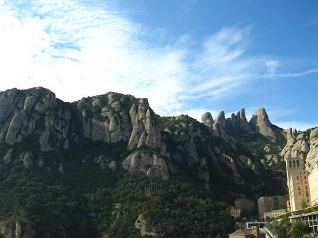 不思議な形をしている岩。サグラダファミリアに似てません？モンセラットの奇岩をイメージに取り入れてサグラダファミリアが作られたそうです。