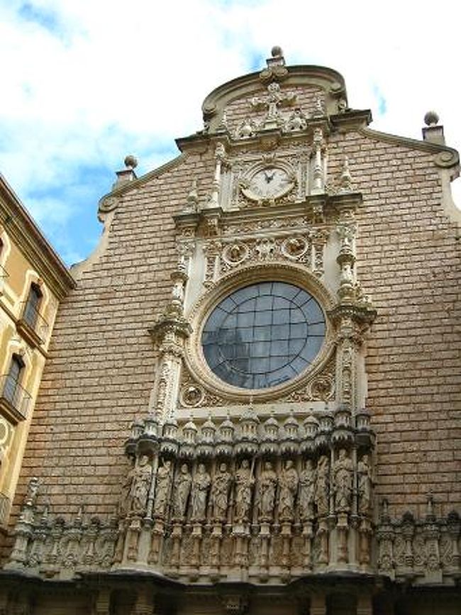 ベネディクト会の修道院の大聖堂入り口。<br />1970年代のフランコ独裁時代にはここで当時禁止されていたカタルーニャ語で<br />ミサを行い、カタルーニャ独立の象徴的存在だったそうです。<br /><br />中へ入るとミサが丁度終わり、少年聖歌隊が聖歌を歌い始めました。<br />綺麗が歌声が響く聖堂の中にいると、夢心地でした。<br />