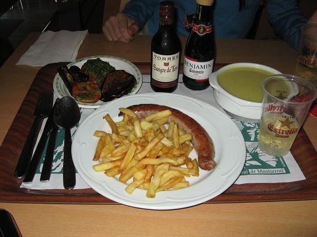 ラ・カフェテリアにて、これで一人分のランチメニュー。量が多いですよね・・。<br />野菜のオーブン焼きが美味しかった！<br />たっぷりポタージュはとり過ぎでしたね・・。<br />飲み物はもちろんCAVAで。夫は赤ワイン。<br />